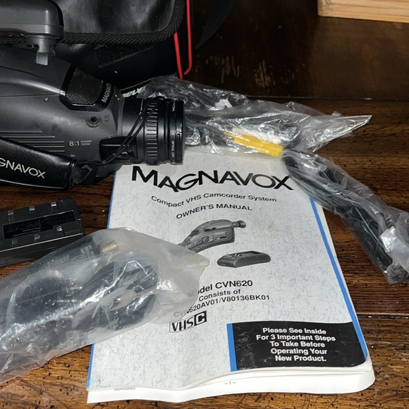 Vintage Magnavox compact, VHS camcorder system with accessories - Picture 2 of 12